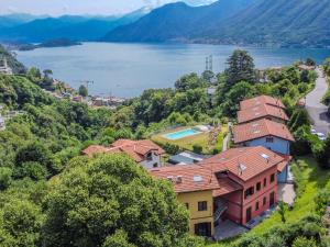 une maison sur une colline avec vue sur un lac dans l'établissement Apartment Borgo Castello-1 by Interhome, à Argegno