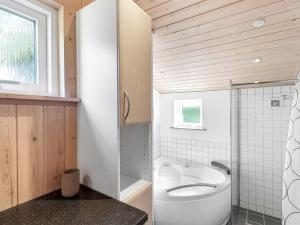 Ένα μπάνιο στο Holiday Home Swale - 500m from the sea by Interhome