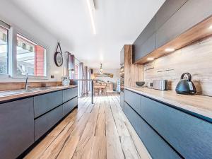 Η κουζίνα ή μικρή κουζίνα στο Holiday Home Guiriden by Interhome