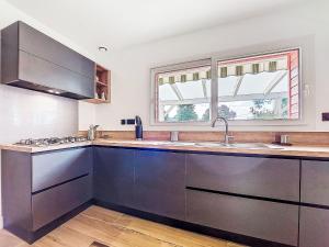 Η κουζίνα ή μικρή κουζίνα στο Holiday Home Guiriden by Interhome