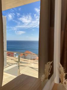 Habitación con ventana y vistas al océano. en Nice Duplex, en Praia
