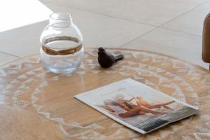 stół z butelką wody i czasopismem w obiekcie 3-Br Rooftop with Jacuzzi & Parking Cannes w Cannes