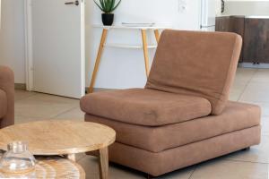 brązowy fotel i stolik kawowy w salonie w obiekcie 3-Br Rooftop with Jacuzzi & Parking Cannes w Cannes +37 zdjęć