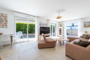 salon z kanapą, krzesłami i telewizorem w obiekcie 3-Br Rooftop with Jacuzzi & Parking Cannes w Cannes