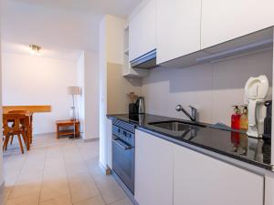 Η κουζίνα ή μικρή κουζίνα στο Apartment Comère 6 by Interhome +16 φωτογραφίες