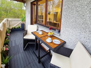 ラドルフツェル・アム・ボーデンゼーにあるSeemöwe - moderne Wohnung mit Balkonのバルコニーにテーブルと椅子が置かれたパティオ