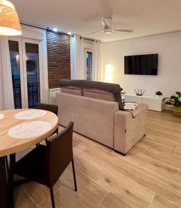 salon z kanapą i stołem w obiekcie Apartamento El mirador de San Vicente w mieście San Vicente de la Sonsierra