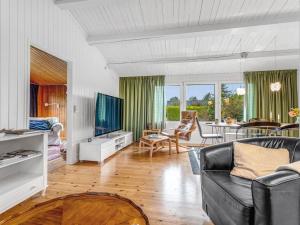 ein Wohnzimmer mit Couch und Tisch in der Unterkunft Holiday Home Aameek - 100m from the sea by Interhome in Fakse Ladeplads