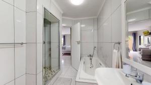 Ένα μπάνιο στο San Lameer Villa 1927 by Top Destinations Rentals