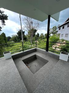 uitzicht op een patio met uitzicht op een veld bij Serene Hillside Hideaway in Ban Ko Khwan