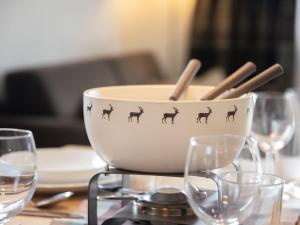 een kom met herten erop op een tafel bij Apartment La Siala Apt-23 by Interhome in Falera