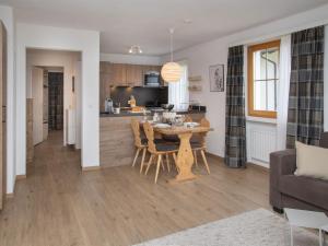 een woonkamer en een keuken met een tafel en stoelen bij Apartment La Siala Apt-23 by Interhome in Falera +41 foto's
