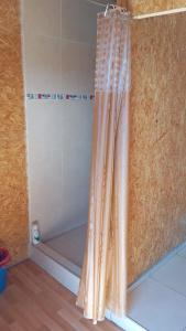 eine Dusche mit orangefarbenem Duschvorhang im Bad in der Unterkunft AMUTUY Dormis in Ciudad Lujan de Cuyo + 23 Fotos