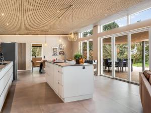 Η κουζίνα ή μικρή κουζίνα στο Holiday Home Øthger - 1-3km from the sea by Interhome +31 φωτογραφίες