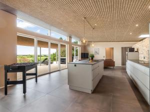 Η κουζίνα ή μικρή κουζίνα στο Holiday Home Øthger - 1-3km from the sea by Interhome