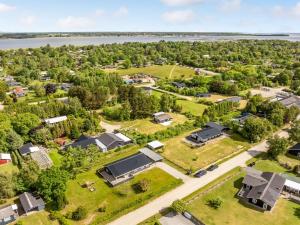 une vue aérienne sur une banlieue avec des maisons et des arbres dans l'établissement Holiday Home Ebertine - 740m to the inlet by Interhome, à Storvorde
