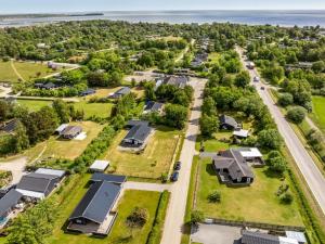 une vue aérienne d'un village avec des maisons et l'océan dans l'établissement Holiday Home Ebertine - 740m to the inlet by Interhome, à Storvorde