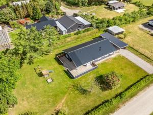 une vue aérienne d'une maison avec une cour dans l'établissement Holiday Home Ebertine - 740m to the inlet by Interhome, à Storvorde