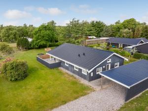 - une vue sur une maison dotée de panneaux solaires dans l'établissement Holiday Home Ebertine - 740m to the inlet by Interhome, à Storvorde 23 autres photos
