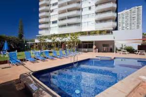 Πισίνα στο ή κοντά στο Azure Sands - Beachfront Escape- Pool Spa Games