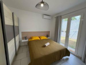 Ένα ή περισσότερα κρεβάτια σε δωμάτιο στο LA MAISON COSY, F3 Moderne, Lumineux & Fonctionnel - 10 mn de L'aéroport Roland Garros