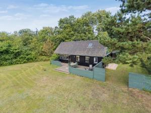 El edificio en el que está la casa vacacional