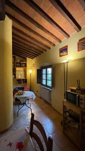 a large living room with a table and a couch at Casa Le Campane sulla Via Francigena in Gambassi Terme