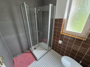 a shower stall in a bathroom with a toilet at Werreufer 4ZKB 6 Einzelbetten in Detmold