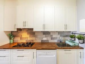 Dapur atau dapur kecil di Studio Calafat by Interhome