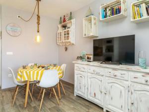 Dapur atau dapur kecil di Studio Calafat by Interhome