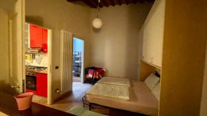 a small room with a bed and a kitchen at Casa Le Campane sulla Via Francigena in Gambassi Terme +6 photos