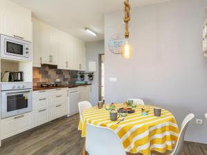 Dapur atau dapur kecil di Studio Calafat by Interhome
