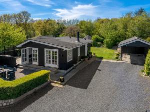 una vista aérea de una casa con jardín en Holiday Home Welma - 200m from the sea by Interhome, en Frederikshavn