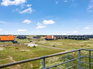 Blick auf einen Bauernhof mit Häusern in der Ferne in der Unterkunft Holiday Home Anita - 575m from the sea by Interhome in Skagen + 20 Fotos