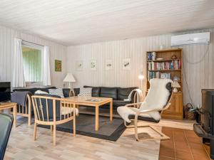 Χώρος καθιστικού στο Holiday Home Edle - from the sea by Interhome
