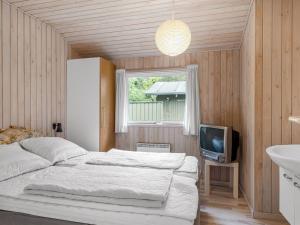 Ένα ή περισσότερα κρεβάτια σε δωμάτιο στο Holiday Home Edle - from the sea by Interhome