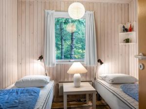 Ένα ή περισσότερα κρεβάτια σε δωμάτιο στο Holiday Home Edle - from the sea by Interhome