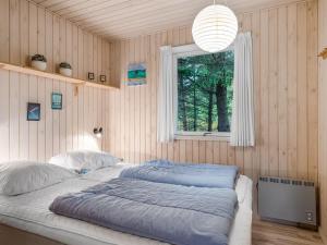 Ένα ή περισσότερα κρεβάτια σε δωμάτιο στο Holiday Home Edle - from the sea by Interhome