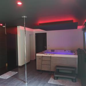 a bathroom with a purple tub in a room at Au Prélasse SPA PRIVATIF in Annequin