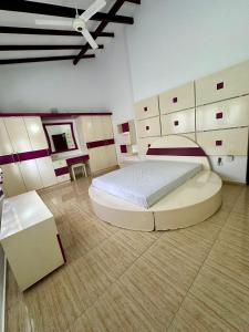 una grande camera da letto con un letto grande e armadi di Modern 2 Story, 4BR House, Kotte a Sri Jayewardenepura Kotte