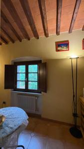 a room with a table and a window at Casa Le Campane sulla Via Francigena in Gambassi Terme