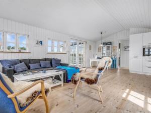 Nhà bếp/bếp nhỏ tại Holiday Home Thine - 250m from the sea by Interhome