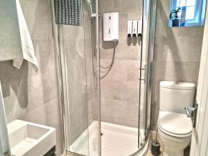 Un baño con ducha, inodoro y lavabo. en Morden Place, Free Parking & Private Entrance, en Bournemouth 15 fotos más