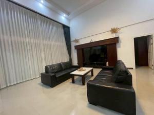 Posezení v ubytování BINSBARRY Villa 4 bedroom 5 bath pool villa near walking street and jomtien beach