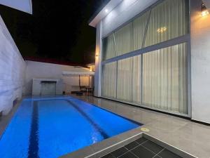 Bazén v ubytování BINSBARRY Villa 4 bedroom 5 bath pool villa near walking street and jomtien beach nebo v jeho okolí