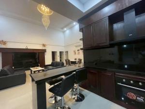 Kuchyň nebo kuchyňský kout v ubytování BINSBARRY Villa 4 bedroom 5 bath pool villa near walking street and jomtien beach