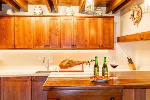 una cocina con fregadero y 2 botellas de vino en Luxury Familiar Baqueira, en Naut Aran (Alto Arán) 19 fotos más