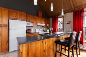 Η κουζίνα ή μικρή κουζίνα στο Condo 120H - Nature Retreat with River Views +6 φωτογραφίες