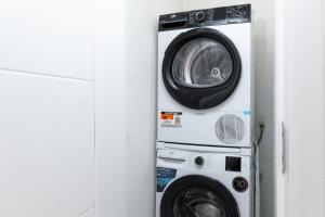 プリシュティナにあるNana's BNBの部屋に洗濯機と乾燥機がある