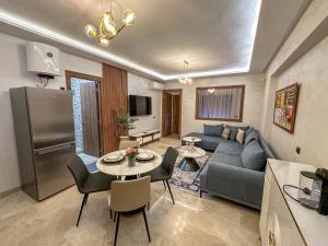 马拉喀什Bel appartement de luxe的客厅里有一张沙发和一张桌子。